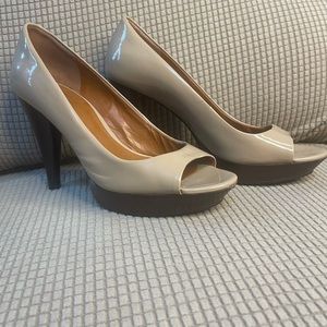 Guess 7M patent leather nude heels
